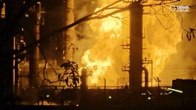 ඕස්ට්‍රේලියාවේ තෙල් පිරිපහදුවක විශාල ගින්නක්