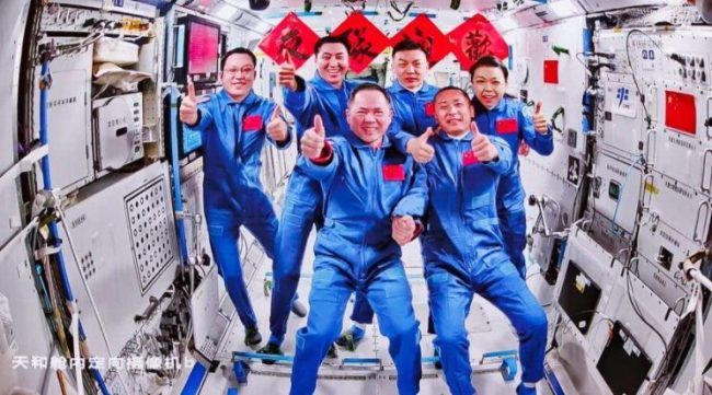 චීනයේ Shenzhou 23 යානයේ ගගනගාමීන් කක්ෂීය මොඩියුලය වෙත සාර්ථකව පිවිසෙයි