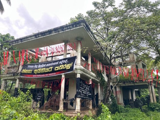 මල්වාන ඉඩම සහ නිවස අන්තරේ වටලයි; ජනතා අයිතියට පවරන්නැයි ඉල්ලීමක්