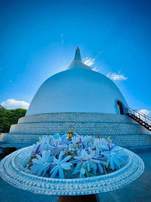 හන්තාන සඳගිරි සෑය කඩා රන්මාල සහ මැණික් ඇතුළු පූජා භාණ්ඩ හොරකම් කරයි