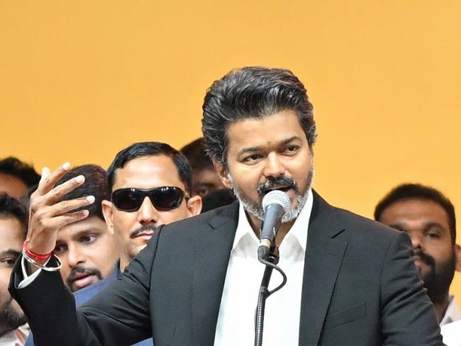 තමිල්නාඩු මහ ඇමති 'විජේ' පළමු දිනයේම ප්‍රධාන සුභසාධන යෝජනා ක්‍රම 3කට අත්සන් තබයි