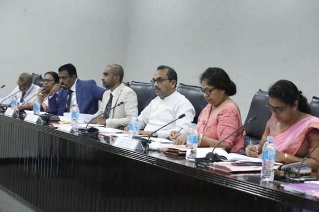 වැටුප් සහිතව වැඩ තහනමට ලක්ව සිටින රියදුරන් සම්බන්ධයෙන් අවධානය