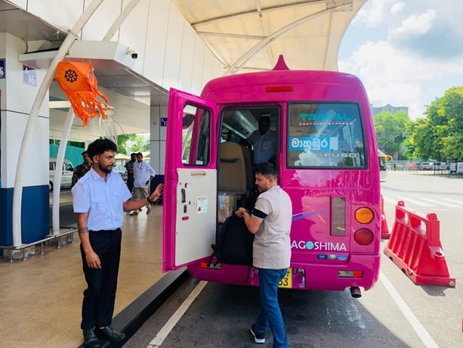 ගුවන්තොටුපළ - මාකුඹුර සුඛෝපභෝගී බස් රථ සේවාව