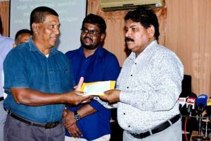 දිට්වා නිසා හානි වූ මඩකළපුව ඉස්සන් ගොවීන්ට මූල්‍යාධාර