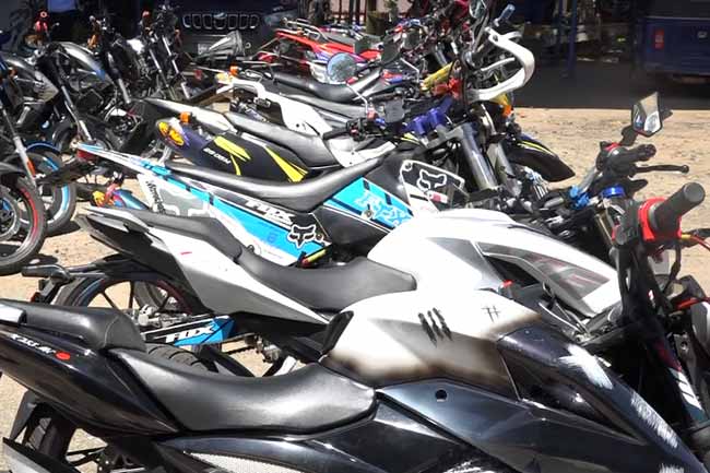 ජනතාවට කරදරයක් වුණු බයික් 50ක් පොලිස් භාරයට