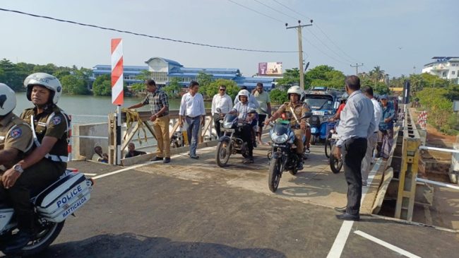 ප්රතිසංස්කරණය කළ මඩකලපුව නව පාලම ජනතා භාවිතයට