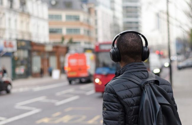 හෙඩ්ෆෝන් (Headphones) හෝ ඉයර්ෆෝන් (Earphones) පැලඳ පාරේ ගියොත් නඩු