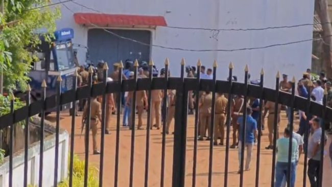 මීගමුව බන්ධනාගාරයේ ගැටුමෙන් රැඳවියන් 2කු මරුට; 35ක් රෝහලට