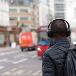 හෙඩ්ෆෝන් (Headphones) හෝ ඉය­ර්ෆෝන් (Earphones) පැලඳ පාරේ ගියොත් නඩු