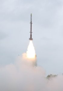 ඉන්දි­යාව නව ගුවන් ආර­ක්ෂක මිස­යිල පද්ධ­ති­යක් අත්හදා බලයි