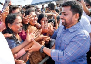 ආණ්ඩුව ගැන ජනතා අනුමැතිය මාස 5කට 15%කින් පහළට - වෙරිටේ රිසර්ච්
