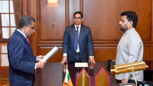 මධ්‍යම පළාත් නව ආණ්ඩුකාරවරයා ජනපති ඉදිරියේ දිවුරුම් දෙයි
