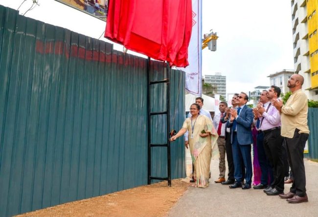 අතරමග වැඩ නතර වූ සෙත්සිරිපාය තුන්වැනි අදියරේ ඉදිකිරීම් ඇරඹේ